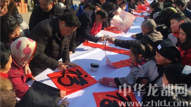 書法家揮毫送“?！?眾市民喜領(lǐng)春聯(lián)