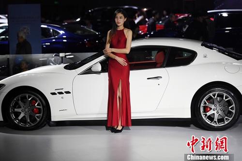 11月9日，2017第14屆中國西南（昆明）國際汽車博覽會在昆明滇池國際會展中心開展，市民欣賞了一場汽車盛宴。會展現(xiàn)場還展出了新能源汽車及機(jī)車。<a target='_blank' href='http://www.chinanews.com/'>中新社</a>記者李進(jìn)紅攝