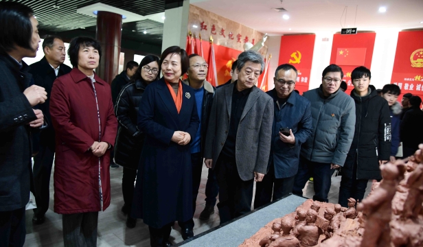 張振?！胺榛鹉甏扁x瓷泥塑藝術(shù)展在周口市文化中心展出