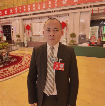 讓每個(gè)孩子身上有汗，眼里有光，一生向陽