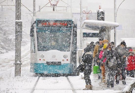 冬季，大連市民在雪中等候202路鐺鐺車 新華社發(fā)(呂文正 攝) 
