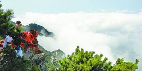  廬山云霧變幻莫測，常常轉(zhuǎn)瞬間便換了模樣。